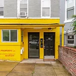 Bright & Cozy 2 Bedroom, 1 Bath, 2 Miles From White House