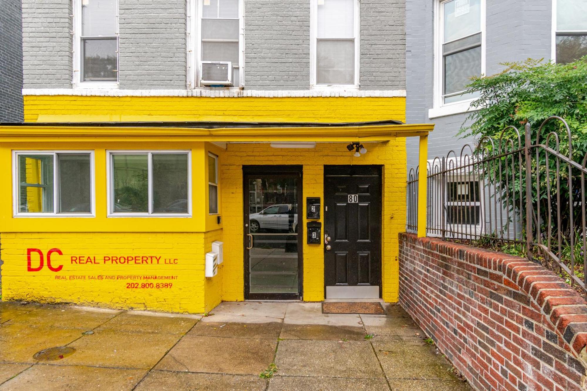 Bright & Cozy 2 Bedroom, 1 Bath, 2 Miles From White House Apartment