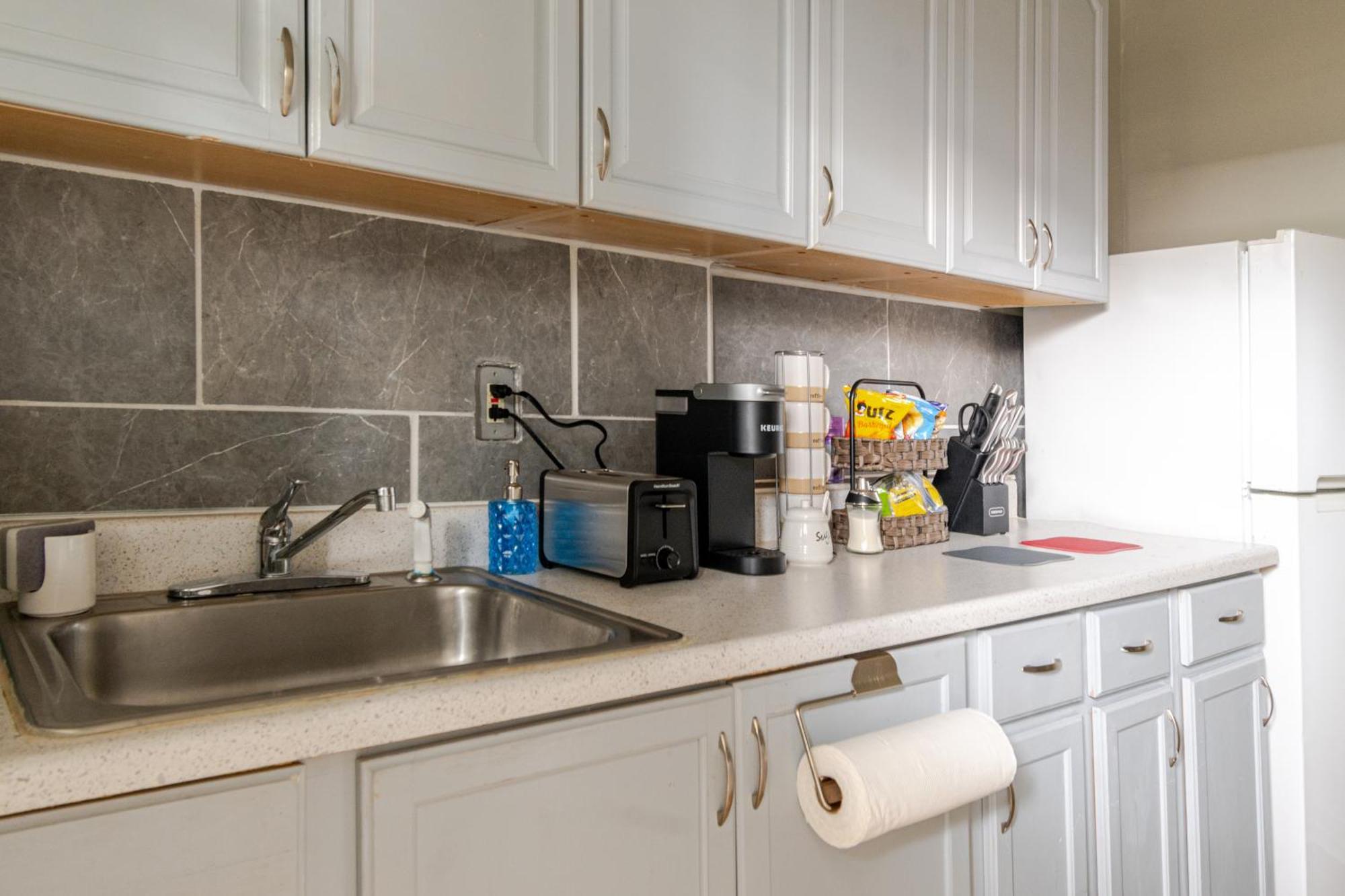 Bright & Cozy 2 Bedroom, 1 Bath, 2 Miles From White House Apartment *