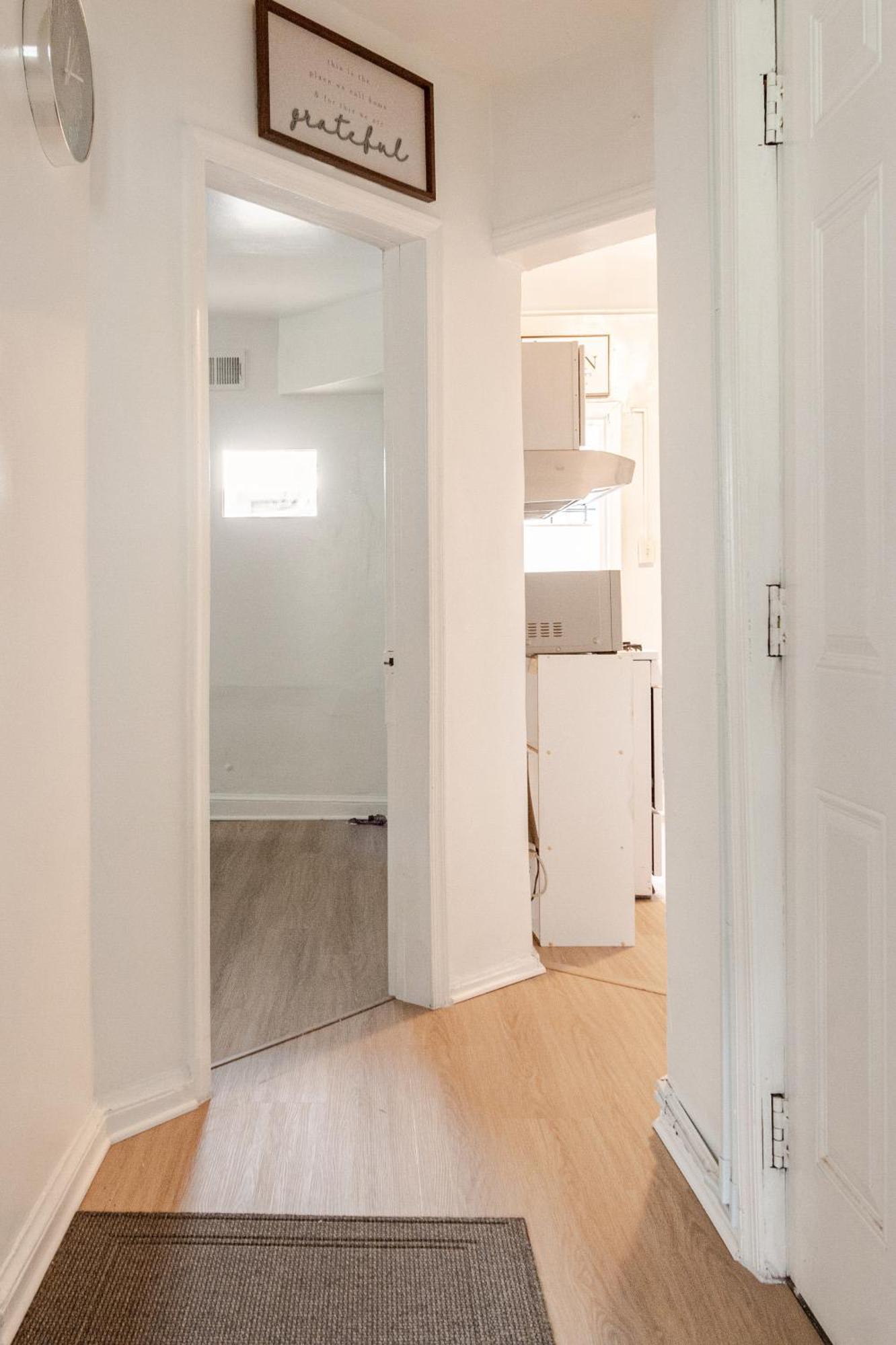 Bright & Cozy 2 Bedroom, 1 Bath, 2 Miles From White House